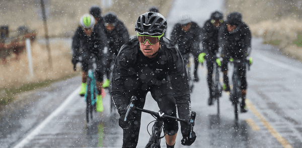 Die unverzichtbare Fahrrad-Regenjacke – Neun Besonderheiten und drei Unterschiede
